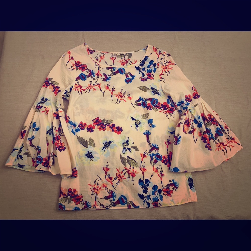 EUC Women’s XS FLORAL print Bell Sleeve Blouse